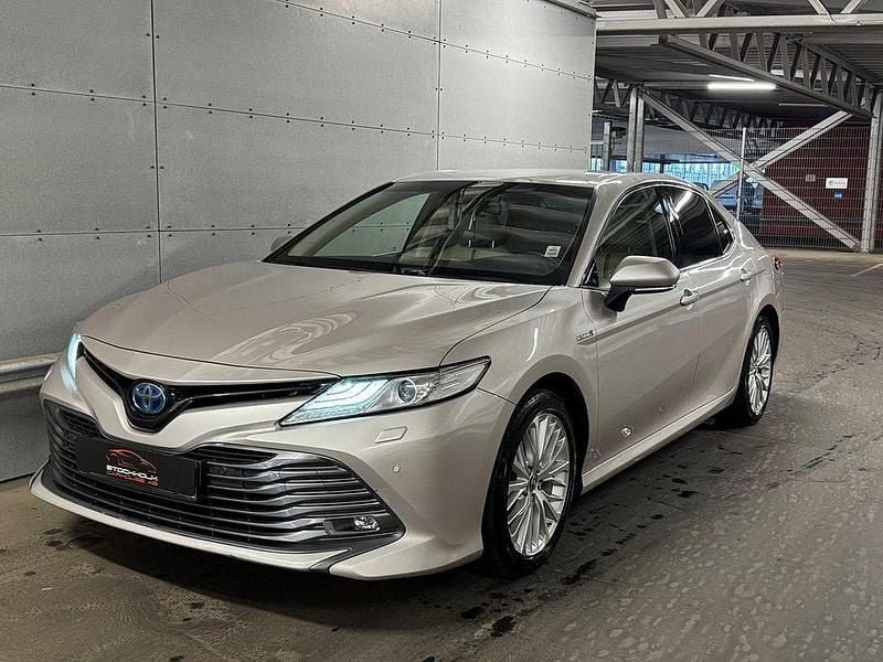 Ljusbrun Begagnad 2019 Toyota Camry Hybrid Executive Sedan | 209 900 kr (Marknadspris) - Bild 1/4