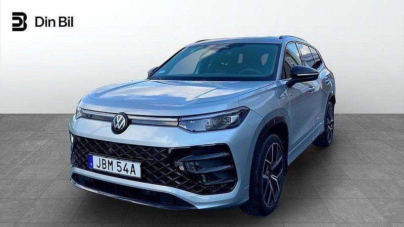 Silver (oyster silver metallic) Ny 2025 VW Tayron R-line SUV | 723 800 kr (Marknadspris) - Bild 1/4