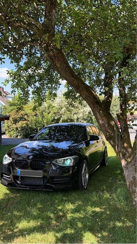 Svart Begagnad 2014 BMW M135 Halvkombi | 230 000 kr (Superpris) - Bild 1/4