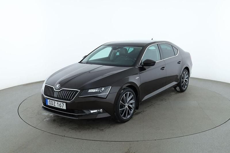 Brun Begagnad 2016 Skoda Superb LAURIN & KLEMENT Sedan | 217 000 kr (Marknadspris) - Bild 1/3