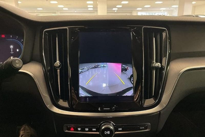 Begagnad Volvo V60 Core 163 HK (119 kW) 2023 Svart Kombi