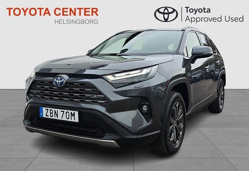 Mörkgrå (grå) Begagnad 2023 Toyota RAV4 Hybrid Executive SUV | 419 900 kr (Marknadspris) - Bild 1/4