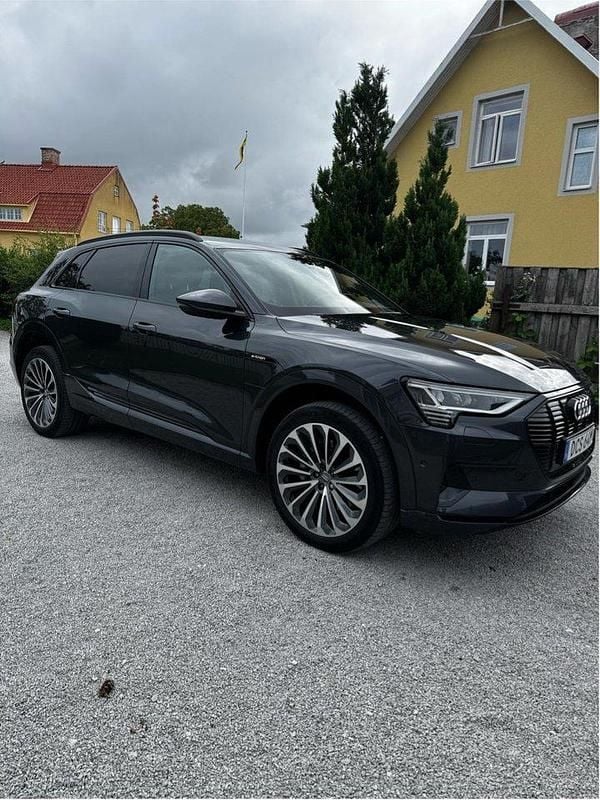 Grå Begagnad 2020 Audi e-tron Comfort SUV | 369 000 kr (Marknadspris) - Bild 1/4
