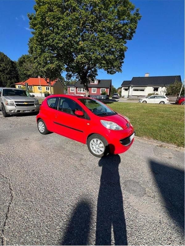 Röd Begagnad 2008 Peugeot 107 Halvkombi | 46 000 kr (Lite dyr) - Bild 1/4