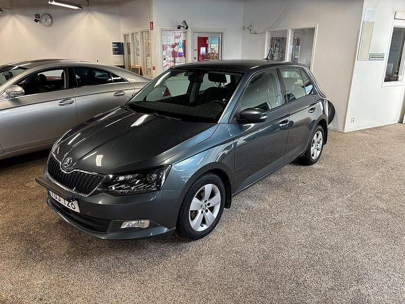 Mörkgrå (grå) Begagnad 2017 Skoda Fabia Style Halvkombi | 109 000 kr - Bild 1/4
