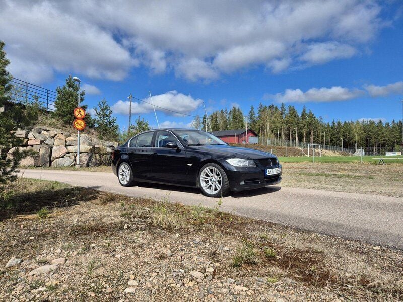 Svart Begagnad 2005 BMW 330 Sedan | 70 000 kr (Marknadspris) - Bild 1/4