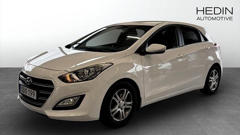 Vit (white) Begagnad 2016 Hyundai i30 Halvkombi | 129 900 kr (Dyr) - Bild 1/4
