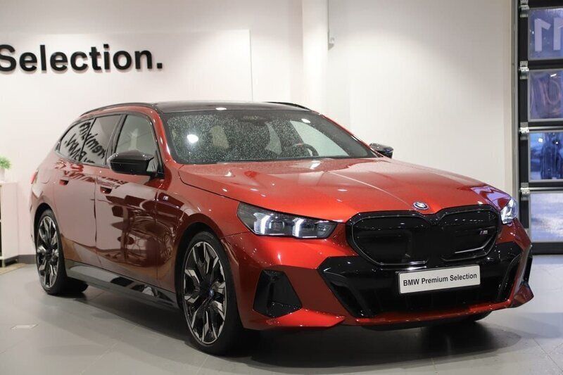 Röd Begagnad 2024 BMW i5 Comfort Edition Sedan | 959 000 kr - Bild 1/3