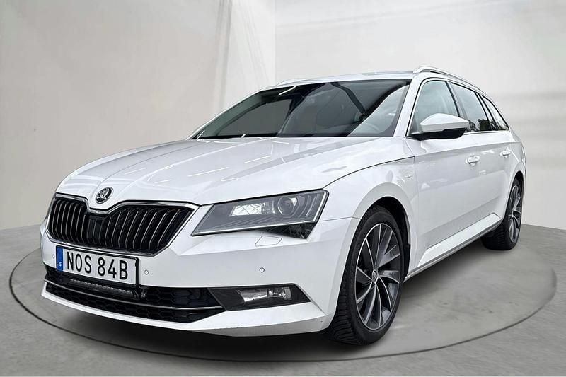 Vit Begagnad 2019 Skoda Superb Business Line Kombi | 149 000 kr (Marknadspris) - Bild 1/4