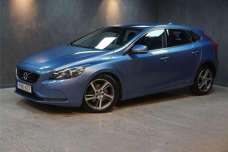 Blå metallic Begagnad 2014 Volvo V40 Momentum Kombi | 149 900 kr (Marknadspris) - Bild 1/4