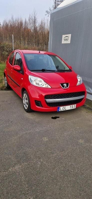 Röd Begagnad 2011 Peugeot 107 Halvkombi | 28 000 kr (Marknadspris) - Bild 1/4