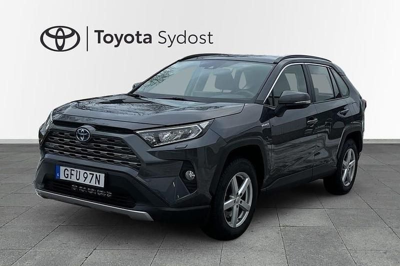 Grå Begagnad 2021 Toyota RAV4 Hybrid Active SUV | 339 000 kr (Bra pris) - Bild 1/3