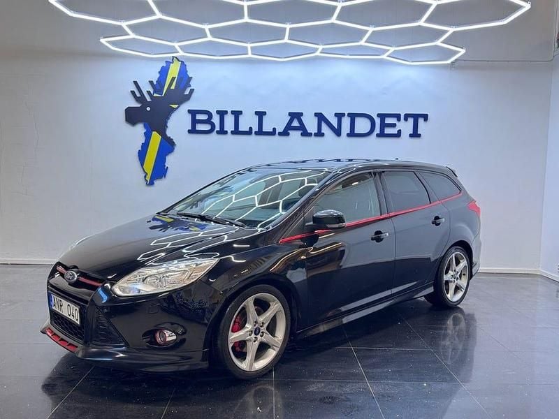 Svart Begagnad 2013 Ford Focus Titanium Kombi | 69 900 kr - Bild 1/4