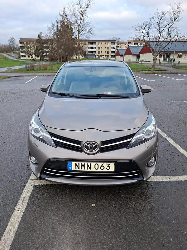Begagnad 2014 Toyota Verso Multidrive S Minibuss | 140 000 kr (Marknadspris) - Bild 1/4