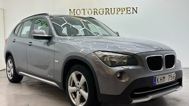 Grå Begagnad 2012 BMW X1 SUV | 89 900 kr (Superpris) - Bild 1/4
