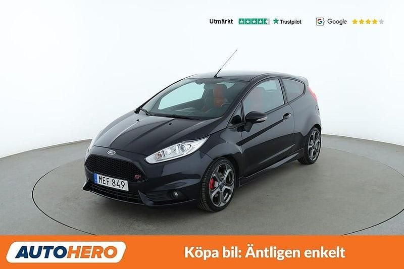 Svart Begagnad 2015 Ford Fiesta ST Halvkombi | 101 000 kr (Marknadspris) - Bild 1/4