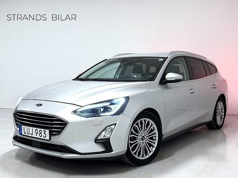 Grå Begagnad 2018 Ford Focus Titanium Kombi | 139 000 kr (Marknadspris) - Bild 1/4