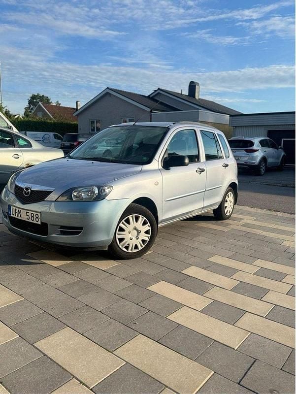 Grå Begagnad 2003 Mazda 2 Halvkombi | 20 990 kr - Bild 1/4