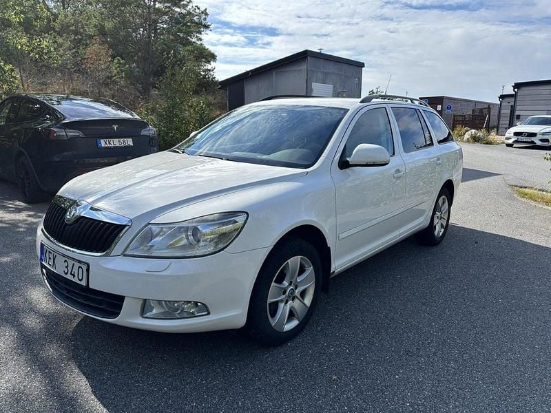 Vit Begagnad 2012 Skoda Octavia Elegance Kombi | 53 000 kr (Bra pris) - Bild 1/4