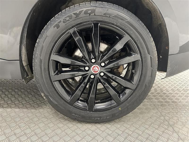 Svart Begagnad 2016 Jaguar F-Pace SUV | 279 800 kr - Bild 1/1