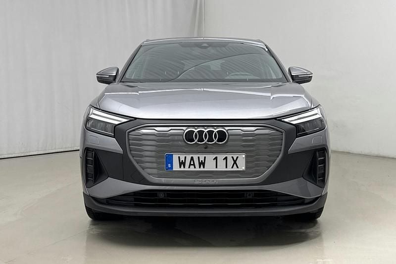 Begagnad Audi Q4 Sportback e-tron Advanced 150 kW (204 HK) 2024 Grå SUV