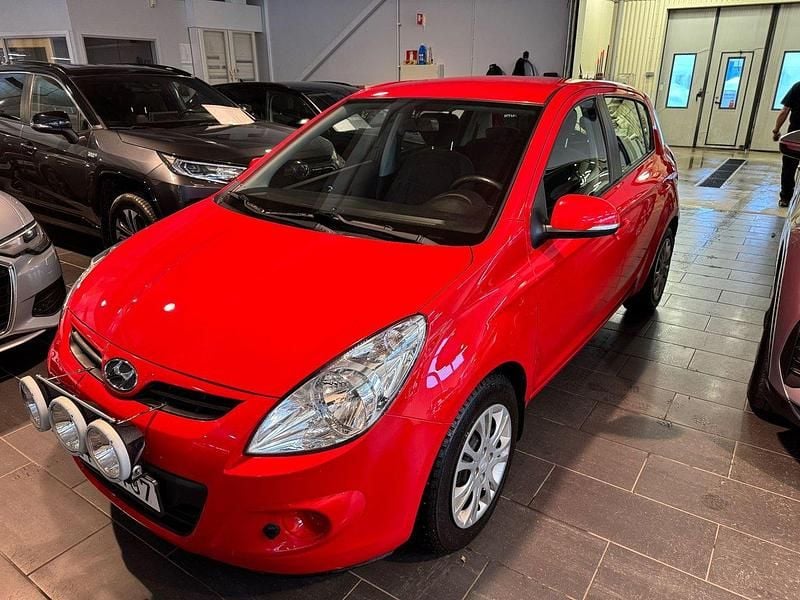 Röd Begagnad 2012 Hyundai i20 Comfort Halvkombi | 89 000 kr (Marknadspris) - Bild 1/4