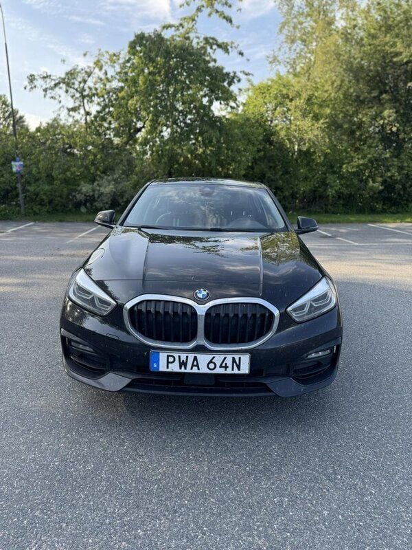 Svart Begagnad 2021 BMW 118 Sport Line Halvkombi | 205 000 kr (Marknadspris) - Bild 1/4
