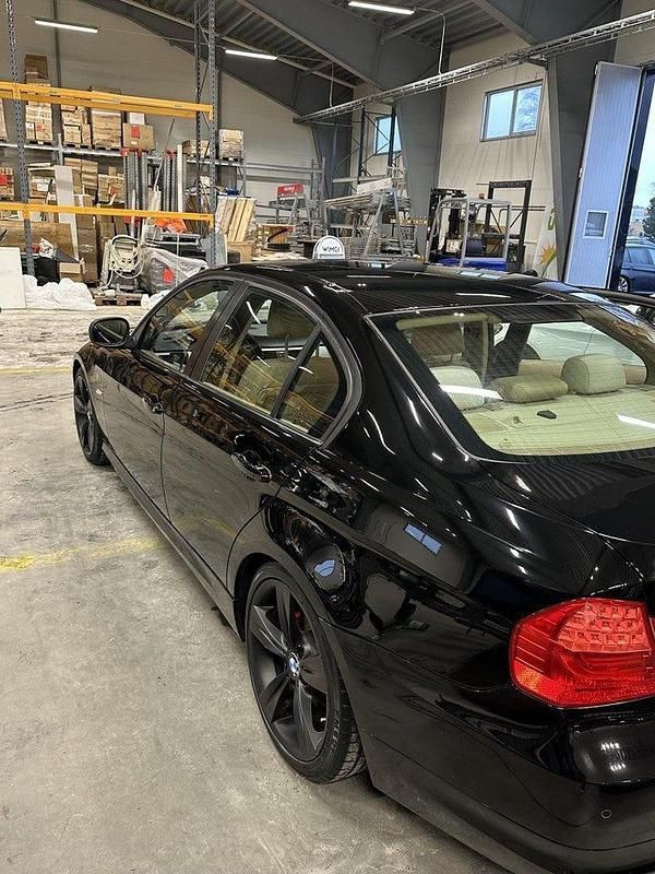 Begagnad 2011 BMW 320 Comfort Edition Sedan | 70 000 kr (Marknadspris) - Bild 1/4