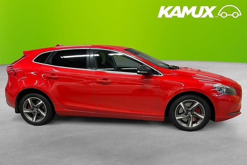 Begagnad Volvo V40 Momentum 190 HK (139 kW) 2015 Röd Halvkombi