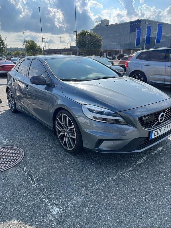 Grå Begagnad 2017 Volvo V40 Kombi | 199 900 kr (Dyr) - Bild 1/4
