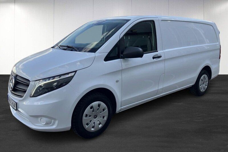 Vit (white) Begagnad 2023 Mercedes Vito Minibuss | 362 375 kr (Marknadspris) - Bild 1/4