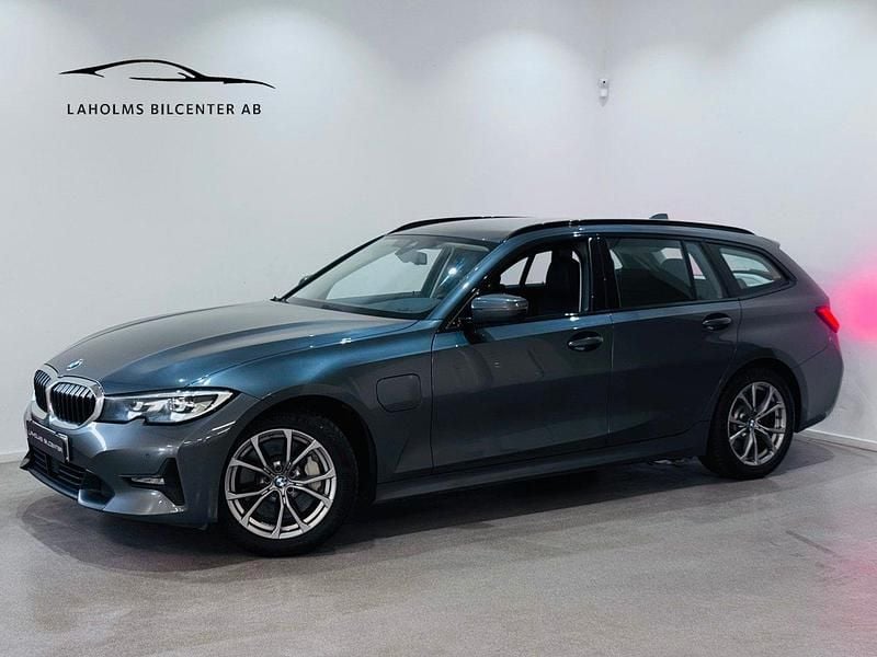 Grå Begagnad 2021 BMW 330e Sport Line Kombi | 229 900 kr (Bra pris) - Bild 1/4
