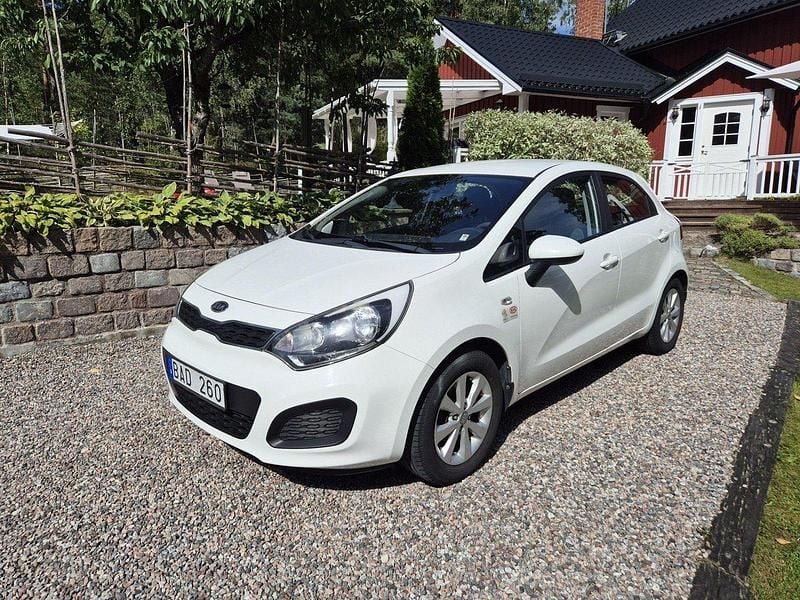 Vit Begagnad 2012 Kia Rio Halvkombi | 54 000 kr (Marknadspris) - Bild 1/4