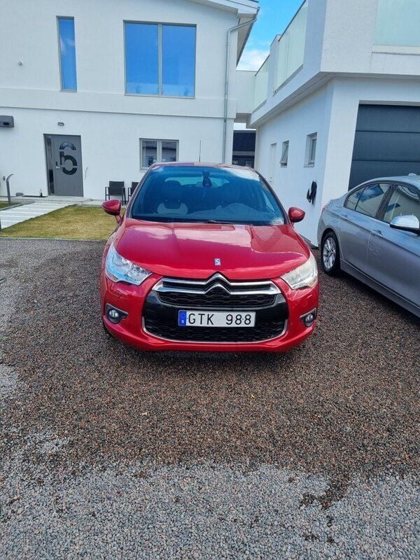 Röd Begagnad 2012 Citroën DS4 Halvkombi | 51 999 kr - Bild 1/3