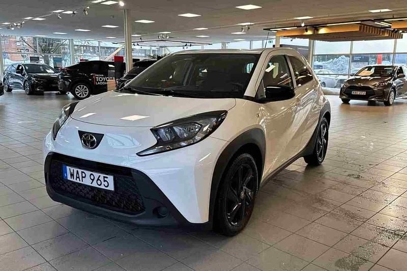Vit Begagnad 2023 Toyota Aygo X SUV | 159 900 kr (Marknadspris) - Bild 1/1
