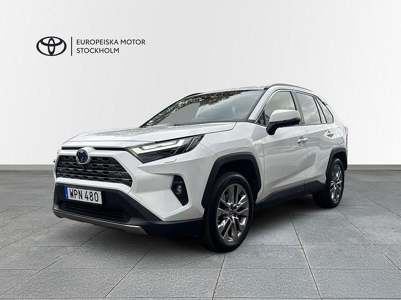 Vit Begagnad 2023 Toyota RAV4 Hybrid Executive SUV | 429 900 kr (Marknadspris) - Bild 1/3