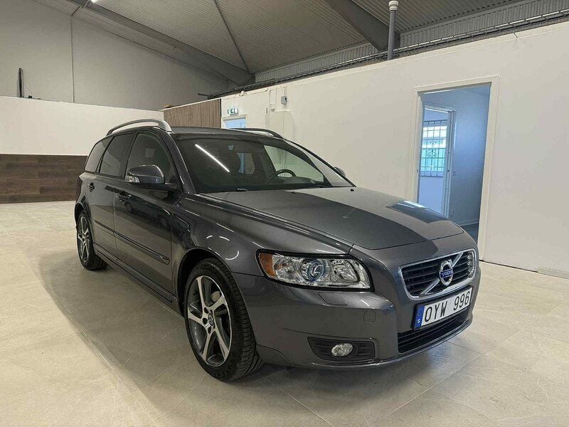Grå Begagnad 2011 Volvo V50 Momentum Kombi | 69 500 kr (Lite dyr) - Bild 1/4