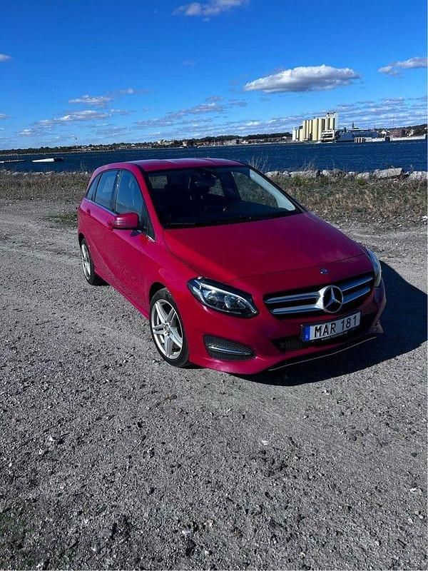 Röd Begagnad 2016 Mercedes B200 Urban Minibuss | 130 000 kr (Marknadspris) - Bild 1/4