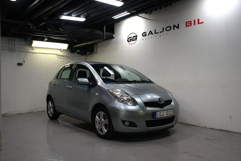 Grå Begagnad 2011 Toyota Yaris Halvkombi | 58 000 kr (Marknadspris) - Bild 1/4