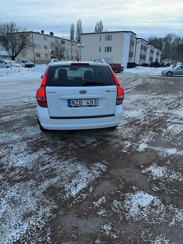 Begagnad Kia Ceed Sportswagon 115 HK (84 kW) 2010 Vit Kombi