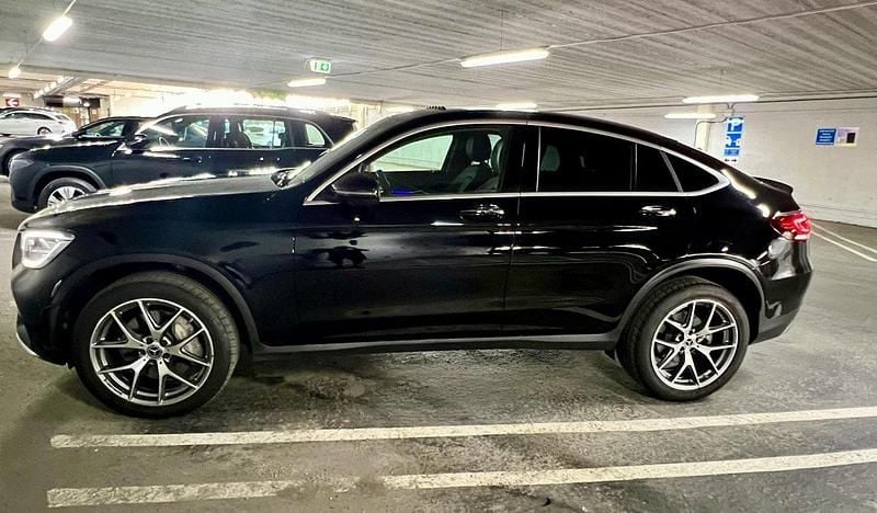 Svart Begagnad 2022 Mercedes GLC300e AMG line Sportkupé | 609 000 kr (Lite dyr) - Bild 1/4
