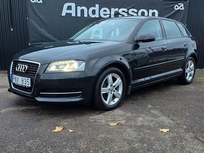 Svart Begagnad 2013 Audi A3 Sportback Attraction Halvkombi | 79 900 kr (Superpris) - Bild 1/4