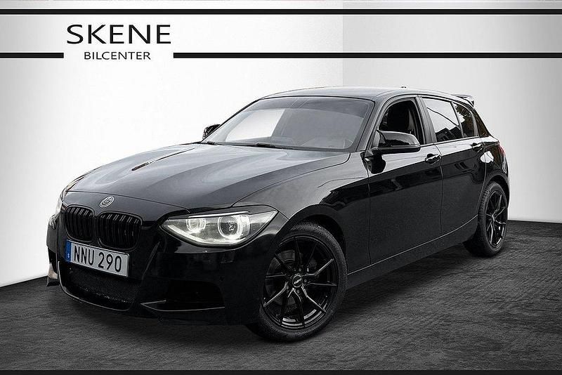 Svart Begagnad 2012 BMW 120 Urban Line Halvkombi | 77 500 kr (Lite dyr) - Bild 1/4
