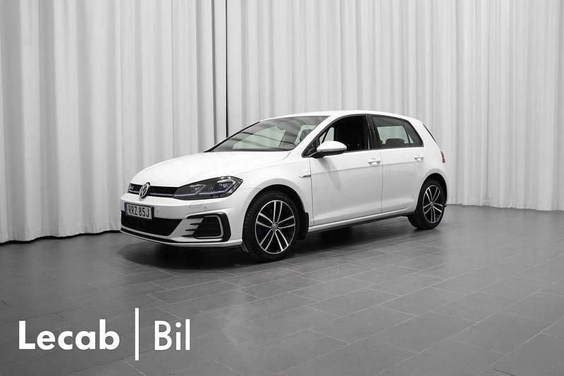 Pure white Begagnad 2020 VW Golf VII GTE Kombi | 194 500 kr (Bra pris) - Bild 1/4
