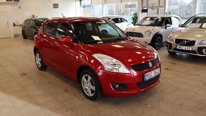 Röd Begagnad 2012 Suzuki Swift Halvkombi | 79 900 kr (Marknadspris) - Bild 1/4