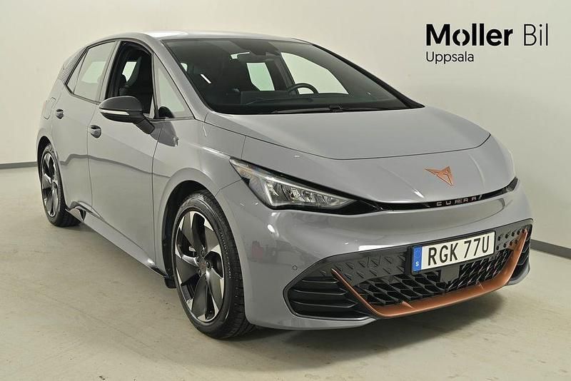 Ljusgrå (vapor grey) Begagnad 2024 Cupra Born e-Boost Halvkombi | 324 900 kr (Marknadspris) - Bild 1/4