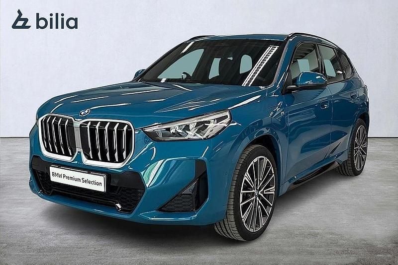 Begagnad BMW X1 M Sport 327 HK (240 kW) 2025 Blå (blue bay lagoon metallic ) SUV