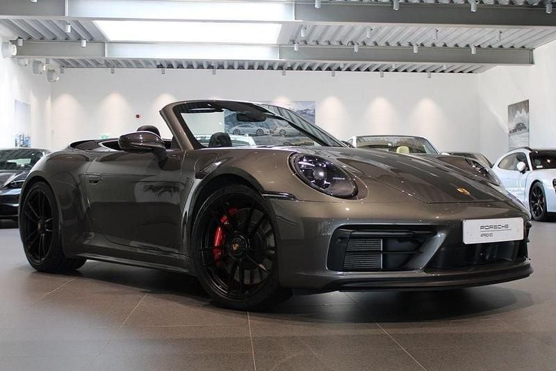 Flerfärgad Begagnad 2023 Porsche 911 Carrera GTS Cab | 1 795 000 kr (Marknadspris) - Bild 1/4