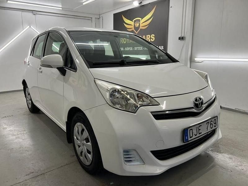 Begagnad Toyota Verso-S 99 HK (72 kW) 2012 Vit Minibuss