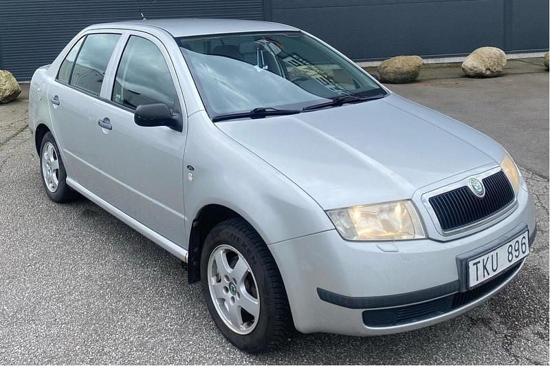 Silver Begagnad 2002 Skoda Fabia Sedan | 23 500 kr (Marknadspris) - Bild 1/4